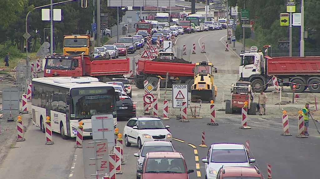 Kolona aut u Zvonařky