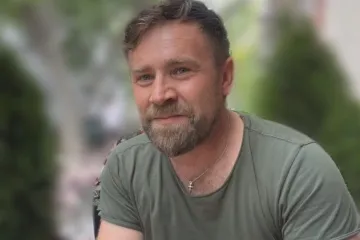 „Říkáte si: Jsem mrtvý, nebo žiju?“ popisuje válečný kameraman ČT chvíle po dopadu bomby