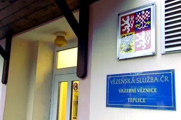 Dozorci Rathovi za mřížemi nijak nenadržují, hájí Vězeňskou službu její šéf. Benešová to prověří