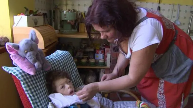 Zemřel chlapec, který se vinou zdravotníků narodil s těžkým postižením