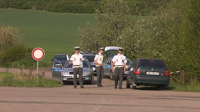 Třicítka policistů vtrhla na soukromou akci u Kounic na Nymbursku.