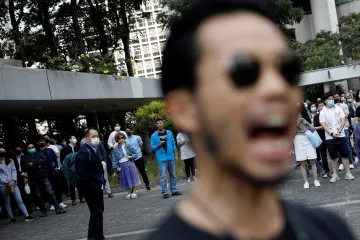 Při protestech v Hongkongu zemřel po pádu ze střechy dvaadvacetiletý student. Lidé se znovu bouří