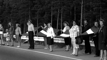 Lidský řetěz v Pobaltí, snímek byl pořízen v roce 1989