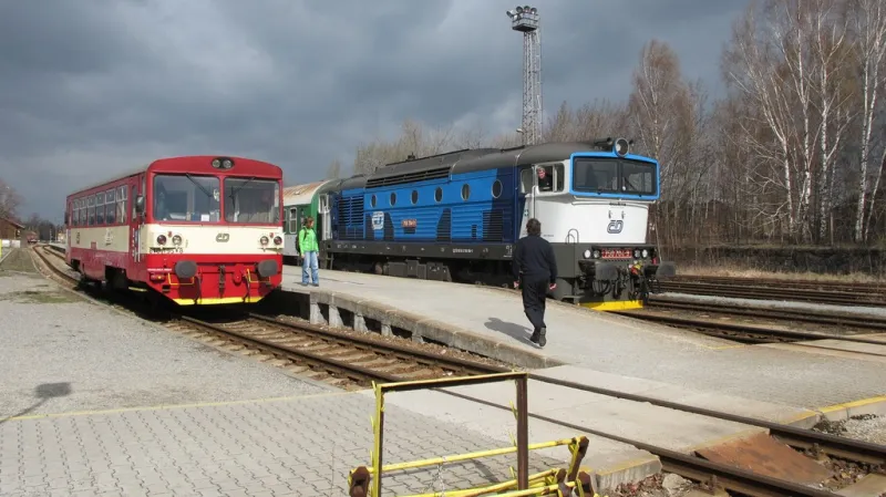 Motorová lokomotiva a motorový vůz