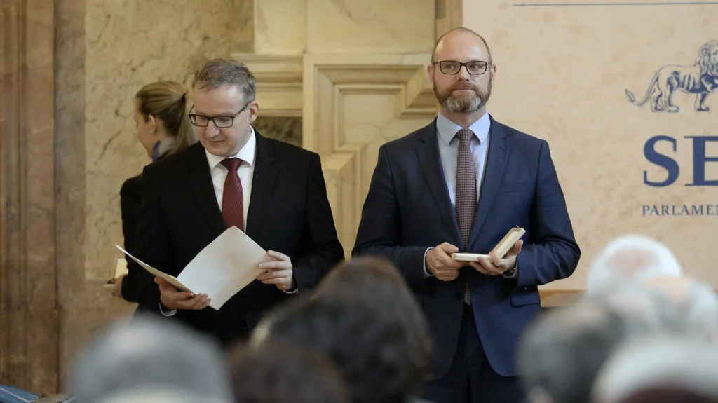 Nejvyšší státní tajemník Jindřich Fryč (vlevo) a tehdejší ministr školství Robert Plaga (za ANO) v roce 2019