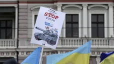 Protest proti ruské agresi na Ukrajině před ruskou ambasádou v Rize