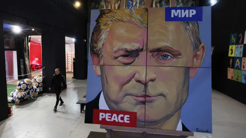 Trumpův obličej se objevil v březnu také na výstavě v Petrohradu, kde obličej amerického prezidenta spojil umělec Alexej Sergienko s tváří Putina. Obraz nazval Mír světu