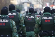Německá policie hledá ve svých řadách pravicové extremisty. Vyhrožovali desítkám žen