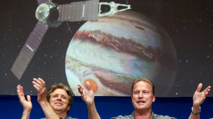 Zleva hlavní výzkumný pracovník mise Juno Scott Bolton a šéf projektu Juno z Laboratoře proudového pohonu NASA Rick Nybakken