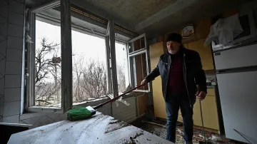 Obyvatel Záporoží odstraňuje trosky ze svého bytu