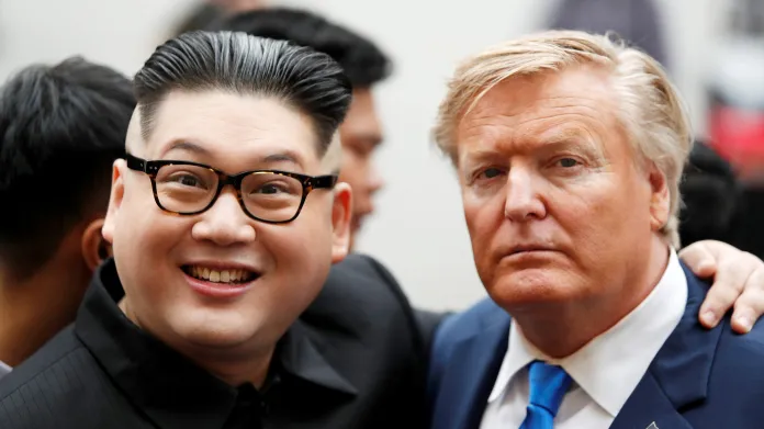 Dvojníci Kima a Trumpa v Hanoji. Vietnamské úřady je následně deportovaly