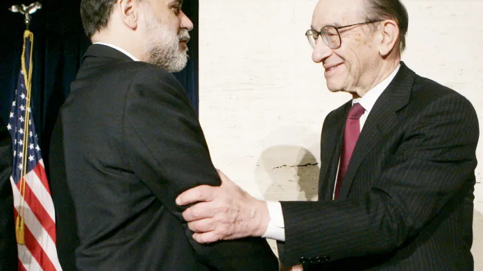 Bývalý šéf centrální banky USA Alan Greenspan (vpravo) dopustil podle vyšetřovací komise zaplavení trhu toxickými hypotékami. Jeho nástupce Ben Bernanke zase včas nerozpoznal příznaky krize na tomto trhu. Snímek je z předávacího ceremoniálu v únoru 2006.