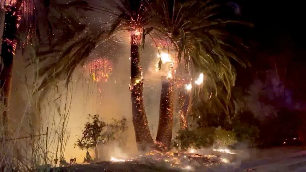 Kalifornie bojuje s požáry. Oheň se rozšířil i k městu San Bernardino