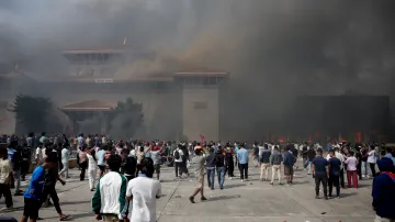 Kouř stoupající z budovy parlamentu po protestech v nepálském Káthmándú