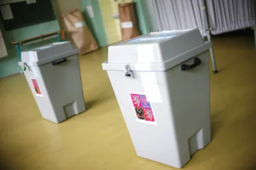 Výběr prezidenta doprovází i senátorská volba a referenda. O kolonádě ve Varech i kamenolomu