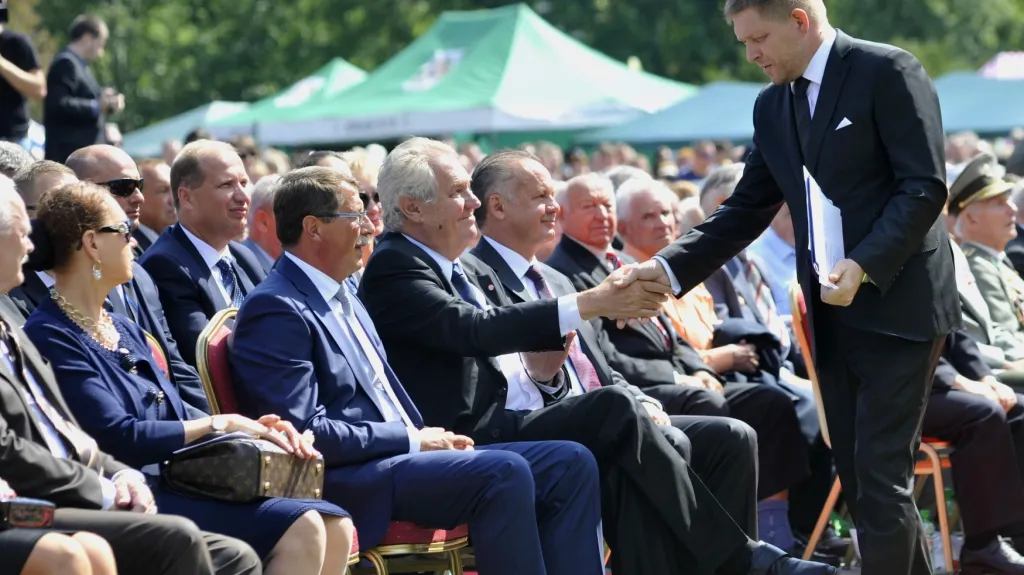 Prezident Miloš Zeman zdraví slovenského premiéra Roberta Fica