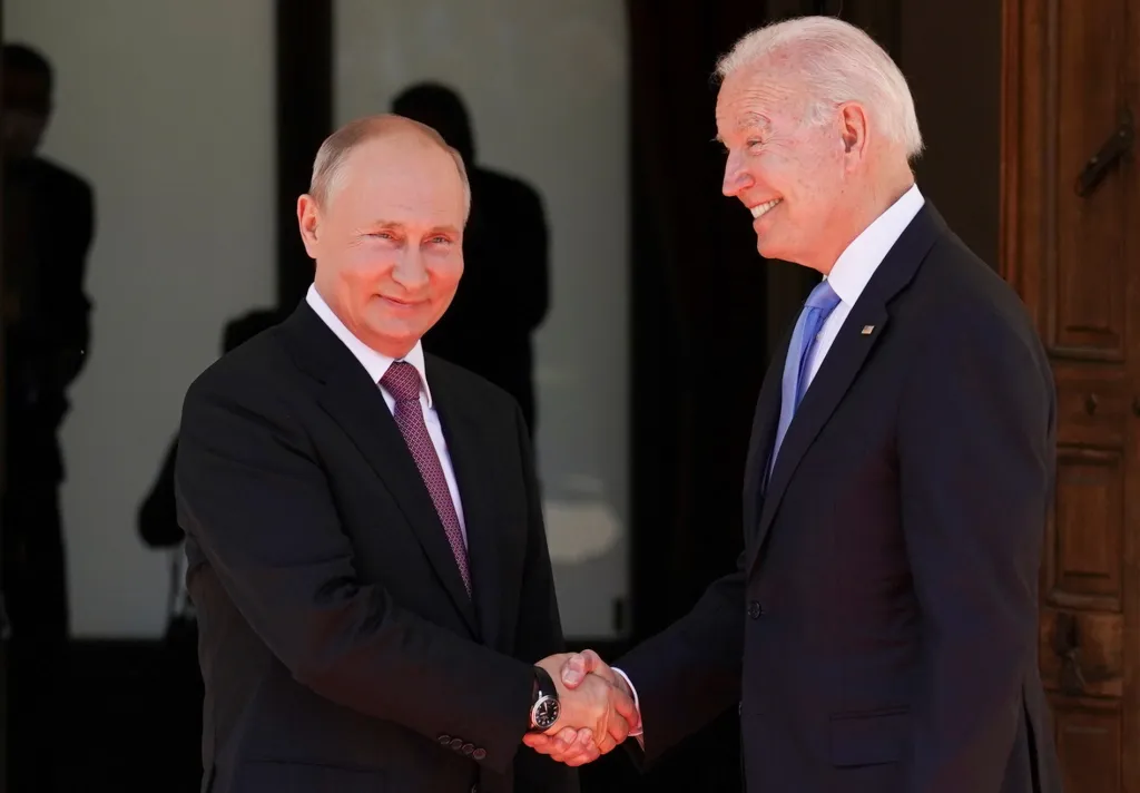 Nejočekávanější událostí uplynulého týdne se stalo ženevské setkání amerického prezidenta Joe Bidena s ruským prezidentem Vladimirem Putinem. Analytici považují jednání za vyvážené