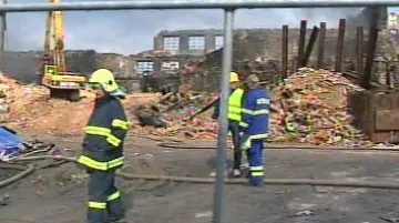 Ve vyhořelém areálu plastovny v Chropyni začala demolice