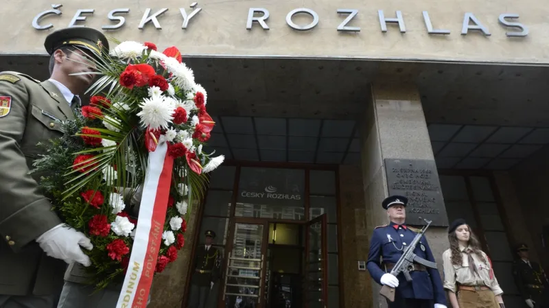 Vzpomínkový akt před budovou ČRo