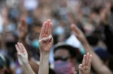 Tři prsty za demokracii. Demonstranti v Thajsku žádají rozpuštění parlamentu a volby