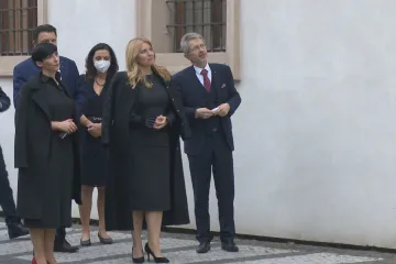 Čaputová na Národní třídě uctila výročí sametové revoluce. Od předsedy Senátu obdržela pamětní medaili