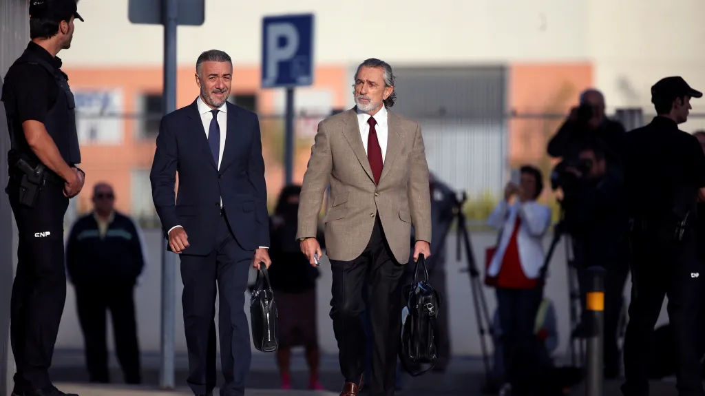 Hlavní obžalovaný Francisco Correa (vpravo) přichází k soudu