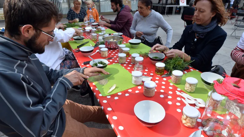 Happening Křivá polévka na Piazzetě Národního divadla