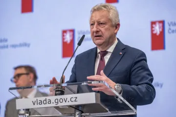 Vláda neplánuje zvyšovat výdaje na obranu