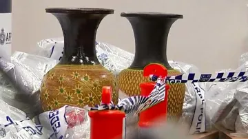 Drogy objevené ve vázách z Asie