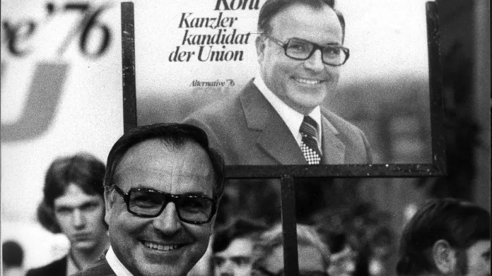 Kohl před volebním plakátem v roce 1975