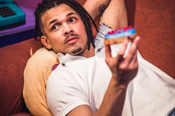 Omaga. Benny Cristo bude na Eurovizi za Forresta Gumpa i Homera Simpsona