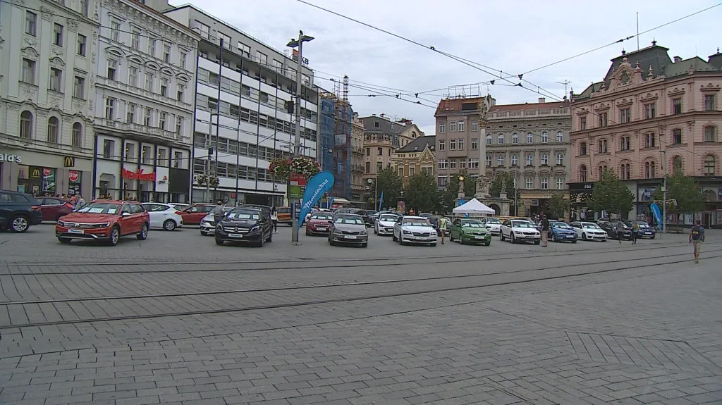 Náměstí Svobody zaplnila prodejní výstava aut