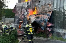 V Tanvaldu hořel rekonstruovaný bývalý penzion, zranění jsou tři dělníci a hasič