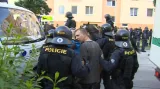 Při protiromském shromáždění na českobudějovickém sídlišti Máj zadrželi policisté desítky lidí