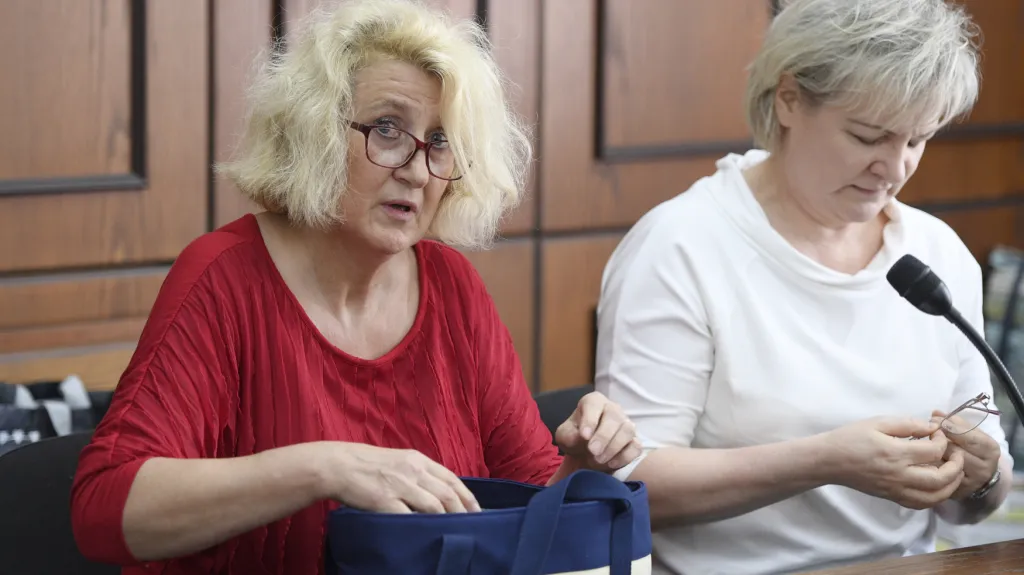 Bývalá zdravotní sestra Věra Marešová (vlevo) u soudu v květnu 2018