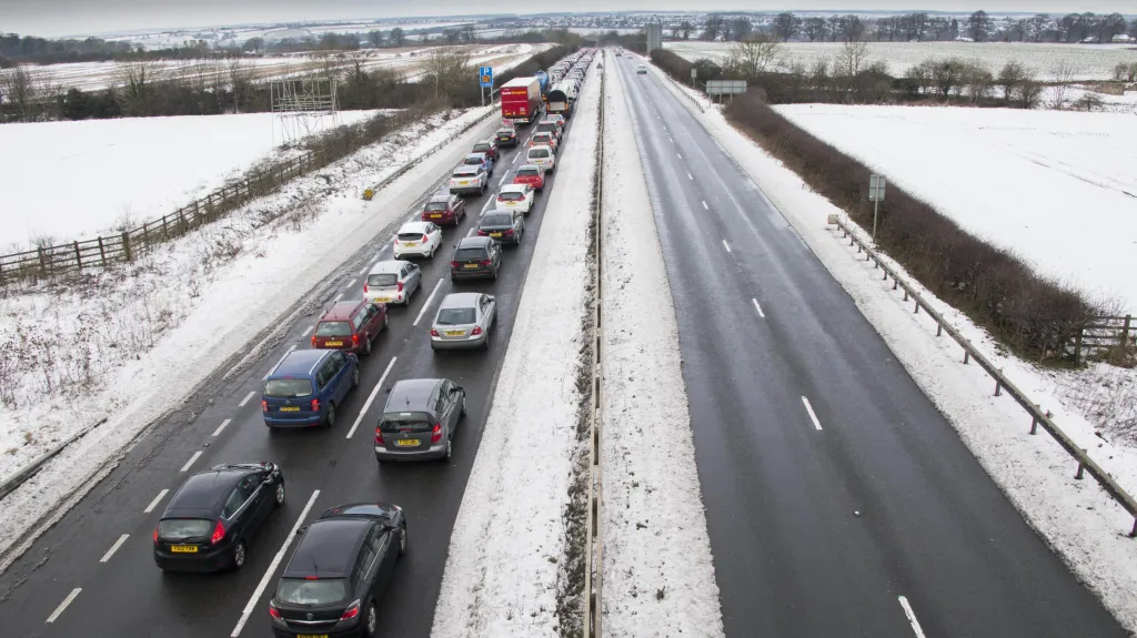 Sníh zkomplikoval život i britským řidičům