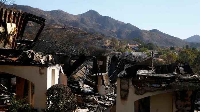 Oheň zničil domy v kalifornském městě Thousand Oaks