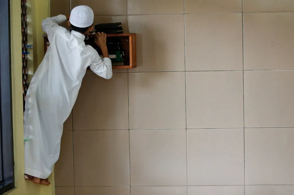 Muslimští studenti z internátní školy Daarul Qur'an Al Kautsar v indonéském Bogoru v provincii Západní Jáva studují Korán
