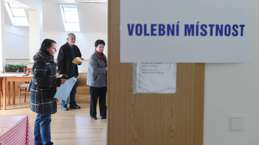 Do volebních místností zamířili někteří poprvé v životě