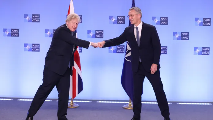 Britský premiér Johnson a generální tajemník NATO Stoltenberg (zleva)