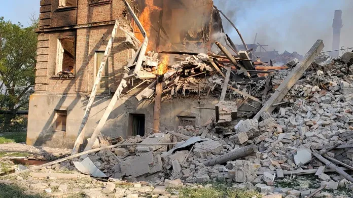 Ve škole v Bilohorivce se podle úřadů skrývalo 90 lidí, po zničení budovy se podařilo zachránit jen část z nich