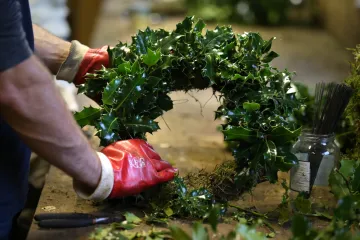 Místo klasických věnců jen proutí a mechové korpusy. Kvůli suchu nebude dost chvojí 