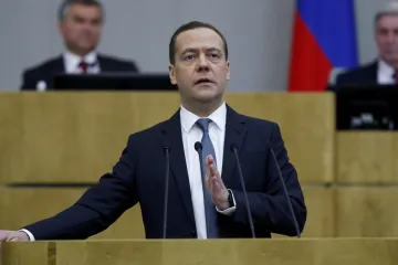 Americké sankce citelně oslabily rubl, Medvěděv pohrozil protiútokem. Omezením dovozu