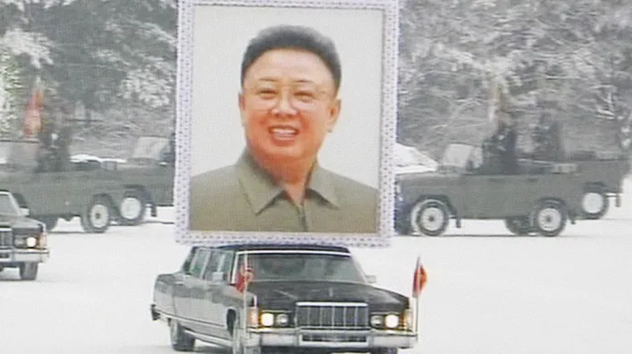 Pohřební vůz s obřím portrétem Kim Čong-ila