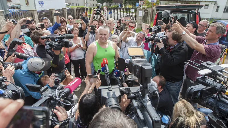 Nominace na 1. cenu v kategorii Lidé, o kterých se mluví. První vteřiny na svobodě. Jiří Kajínek, odsouzený za vraždu, míří 23. května po 23 letech na svobodu z věznice v Rýnovicích v Jablonci nad Nisou díky milosti prezidenta České republiky Miloše Zemana.