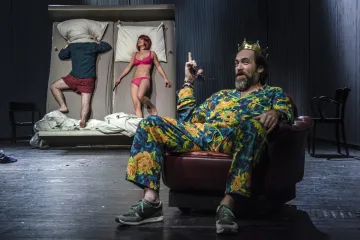 Recenze: Korunovace aneb Rodina, to je průšvih, nemám pravdu?