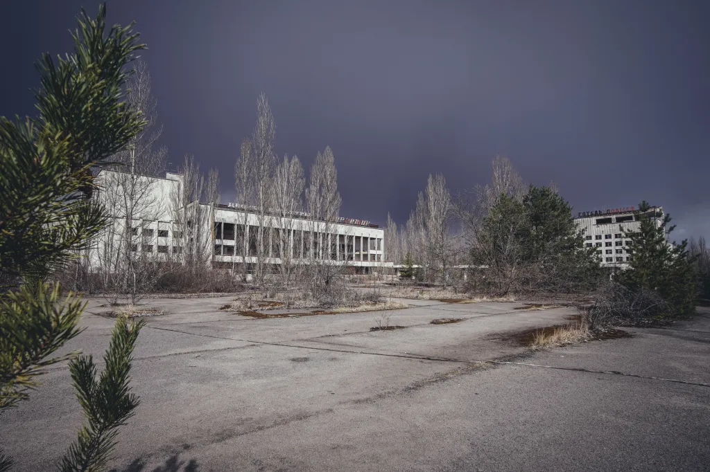 Města Černobyl a Pripjať v dubnu 2021, 35 let po havárii ve 4. bloku jaderné elektrárny Černobyl