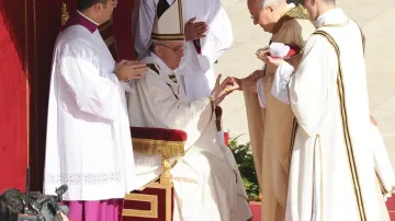 František přijímá papežský prsten
