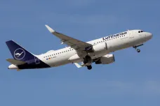 Jeden pilot omdlel, druhý byl na toaletě. Letadlo se ocitlo bez dohledu