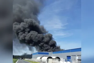 Při požáru lakovny na Tachovsku zemřel člověk. Škody dosahují 50 milionů